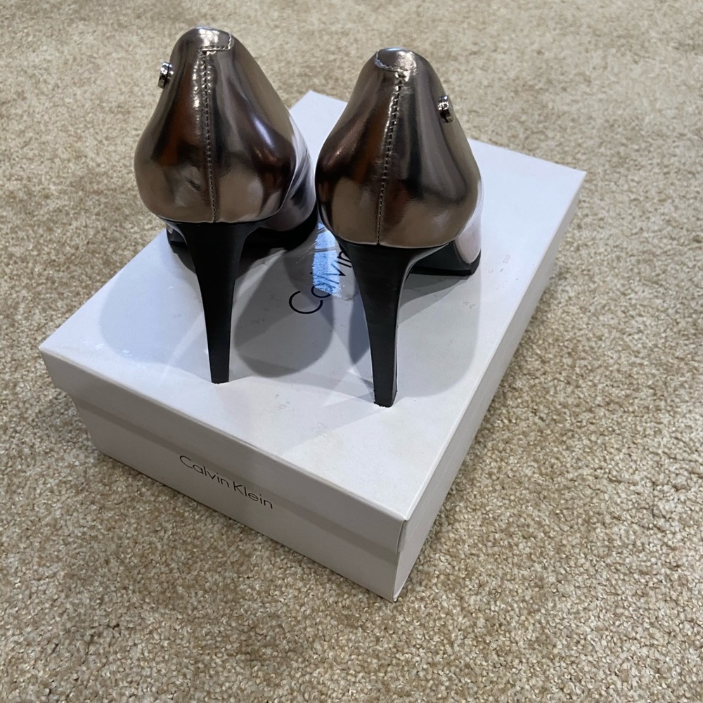 Pumps - Picture 3 of 6